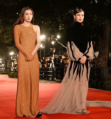斬新なドレスを着こなす永野芽郁と戸田恵梨香