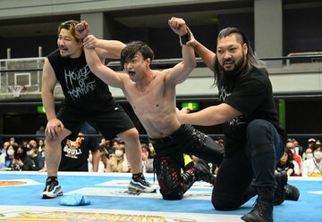 EVIL（右）と高橋裕二郎（左）の乱入で勝利したSHO（中）