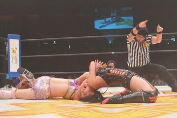 桜井麻衣(左)からリバースウイングホールドで金星を挙げた瀬戸レア