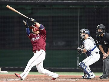  三振に倒れた浅村（２５日、右は森捕手）