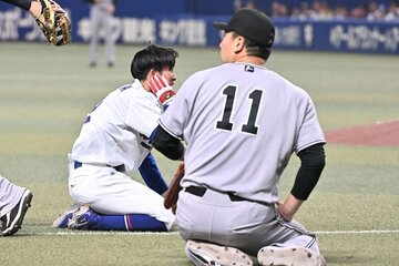 田中幹也（左）に対して走塁妨害を取られた田中将大