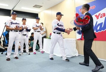 石川雅規の引退会見に駆けつけ握手する山野太一。奥川恭伸、小川泰弘、高橋奎二も出席した