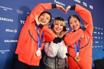 女子フィギュアのメダリスト・坂本花織、アリサ・リウ、中井亜美（左から）