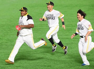  開幕戦に向け、キッチリ仕上げるソフトバンク・中村晃(中)