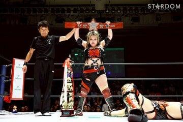 激闘を制し、ベルトを掲げて勝ち誇るワールド王者・鈴季すず