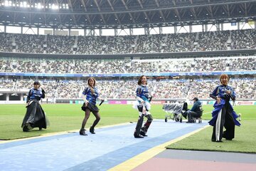 大観衆の前でライヴパフォーマンスを披露したMAX