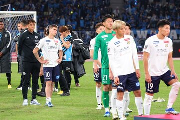 試合に敗れ悔しがる柏イレブン