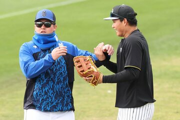 DeNA・牧秀悟(左)に「無視」される阪神・森下翔太