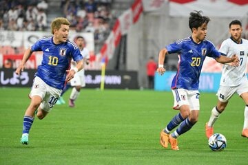 堂安（左）と攻める久保