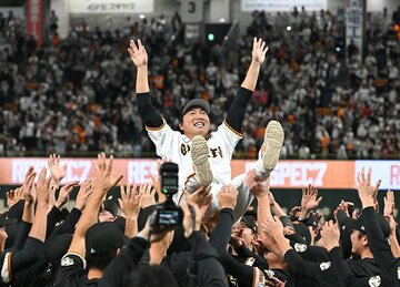 胴上げされる長野久義(上)