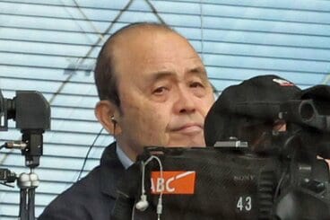 解説席に座った岡田彰布顧問