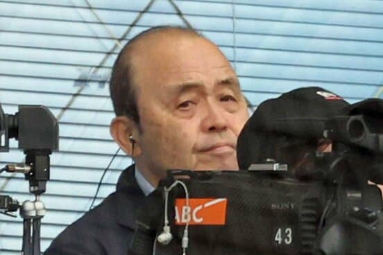解説席に座った岡田彰布顧問