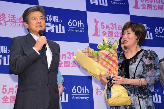 三浦友和(左)の横で目がハートの高畑淳子