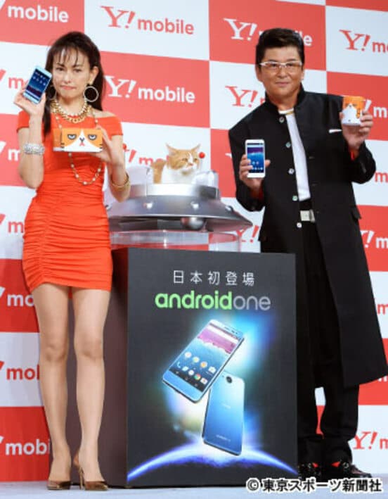 美脚を披露した田中美奈子（左）と長ラン姿の哀川翔