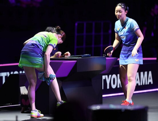 メディカルタイムアウト後、橋本帆乃香(左)心配そうに見つめる張本美和