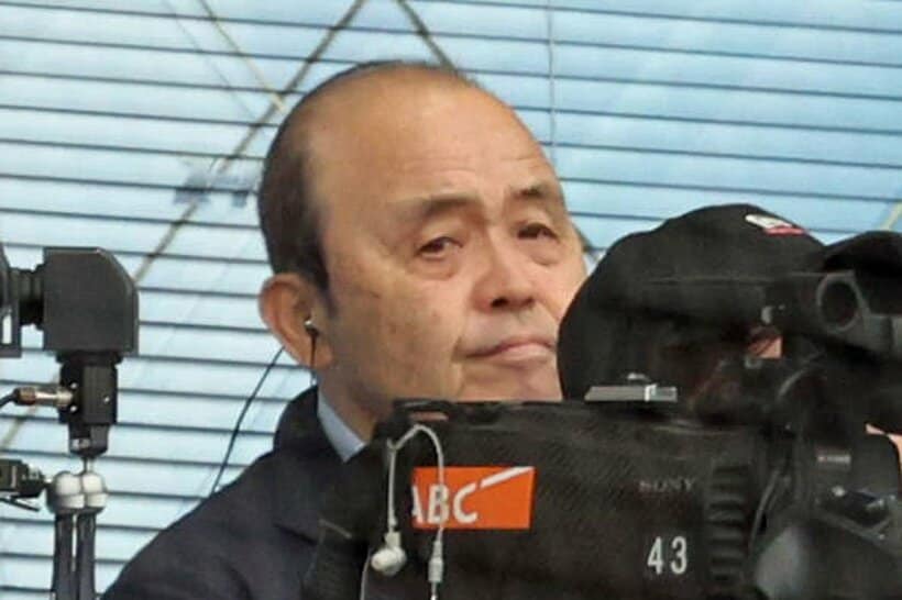 解説席に座った岡田彰布顧問