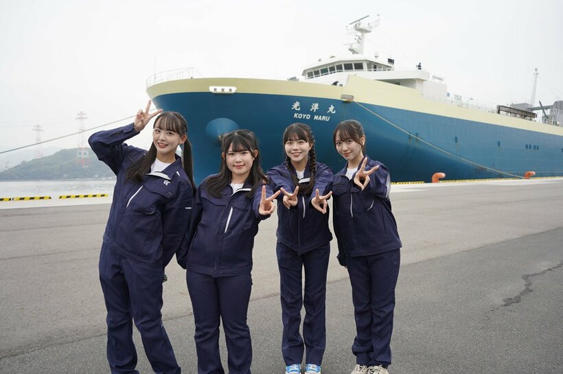 ＳＴＵ４８の福田朱里、池田裕楽、工藤理子、石田千穂（左から）が船員さんや内航船の魅力をユーチューブで発信する（Ｃ）ＳＴＵ４８