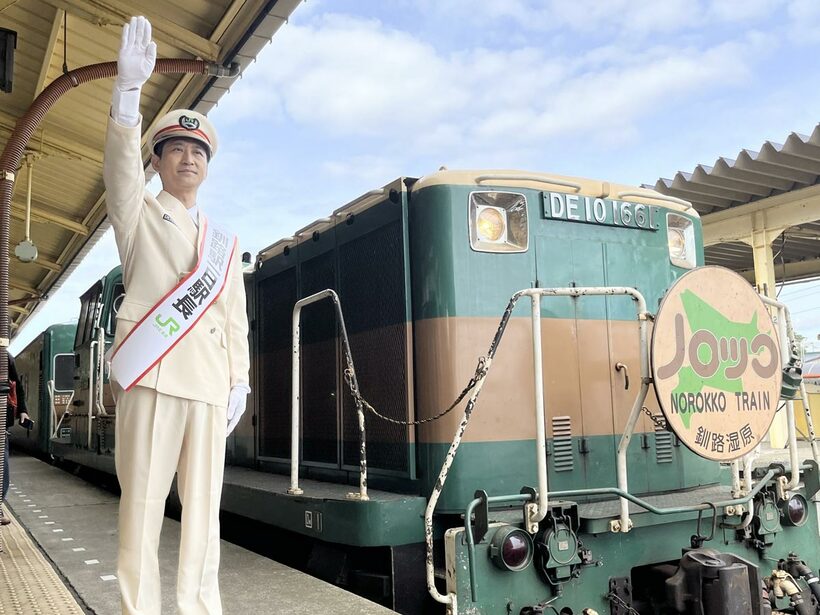 ＪＲ北海道釧路駅で一日駅長を務めた走裕介