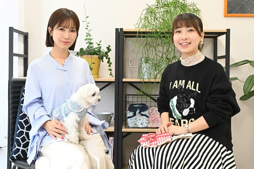 膝の上に愛犬シュクルを乗せた小島みなみ（左）と林美彩氏