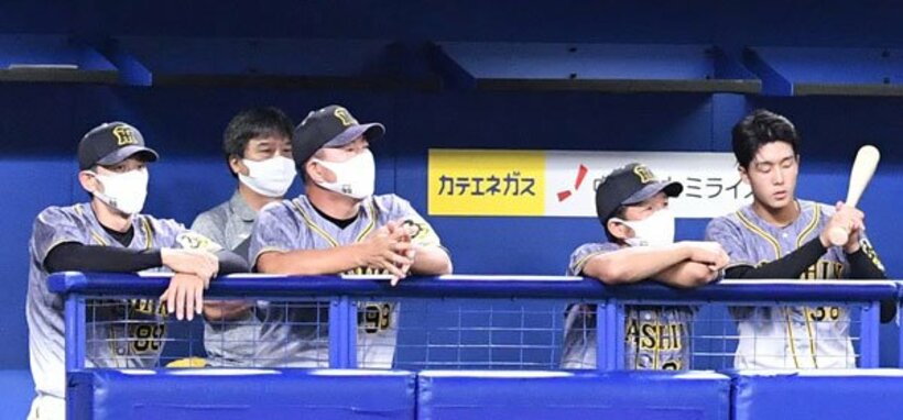  阪神・矢野監督（左）と打席への準備をする小幡（右）
