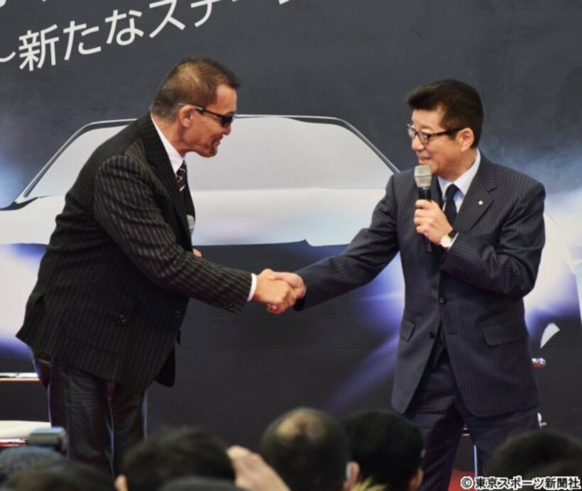  がっちり握手する蝶野と松井氏