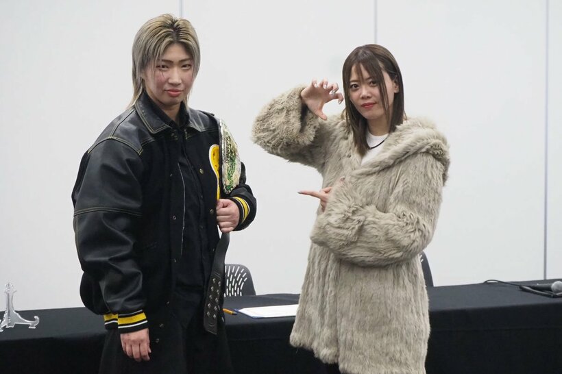GHC女子王者の彩羽匠（左）に挑戦する岩谷麻優