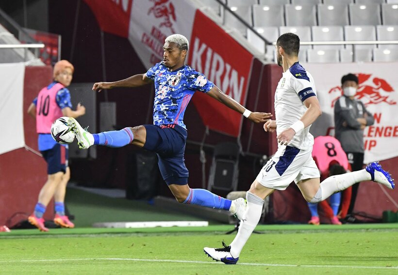  FWオナイウ阿道（左）は奮闘したが…