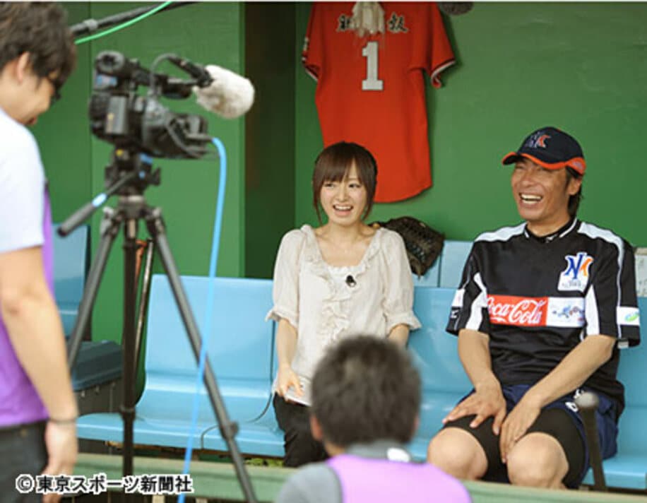 スポーツ現場初デビューで、高津臣吾（右）にインタビューする紺野アナ