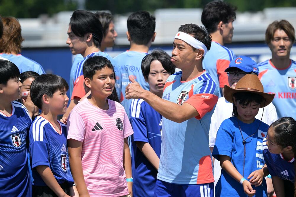 現地の子供たちと交流する長友佑都
