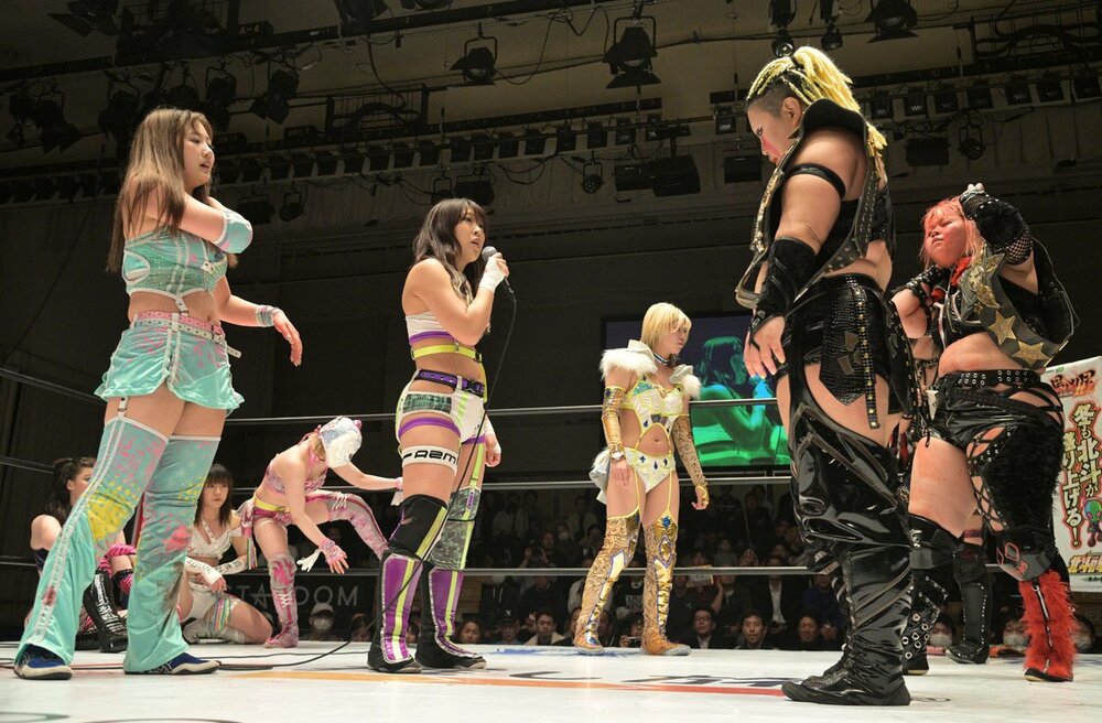 琉悪夏(右)と刀羅ナツコ(右から2人目)に挑戦表明した天咲光由(左)とAZM