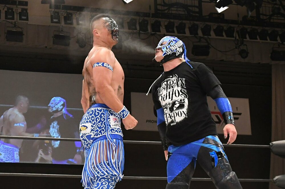 BUSHI(右)に毒霧をくらったCIMA