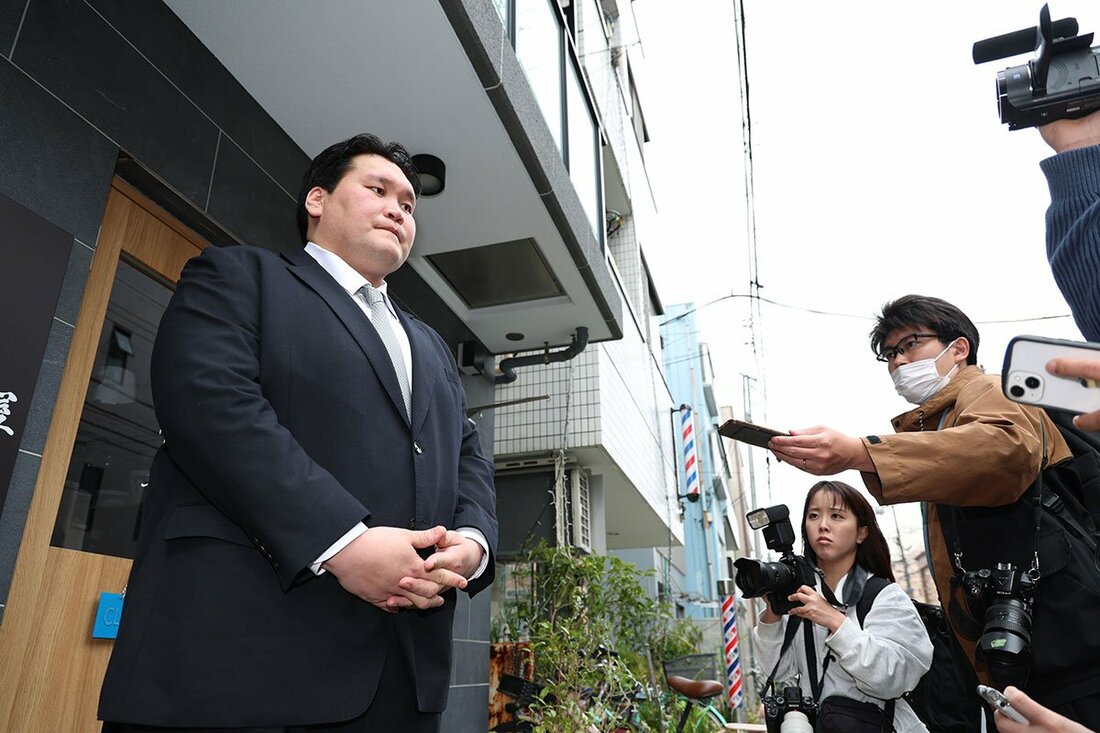 先週９日に騒動を謝罪した伊勢ヶ浜親方(左)