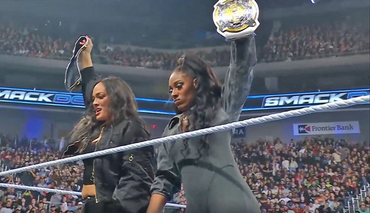奪ったベルトを掲げるナイア・ジャックス(左)とラッシュ・レジェンド（©AbemaTV, Inc.）