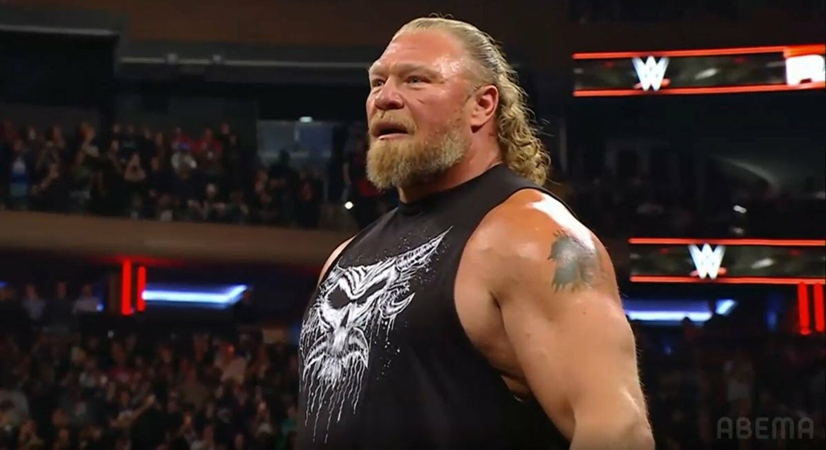 不敵な笑みを浮かべるブロック・レスナー(©AbemaTV,Inc.）