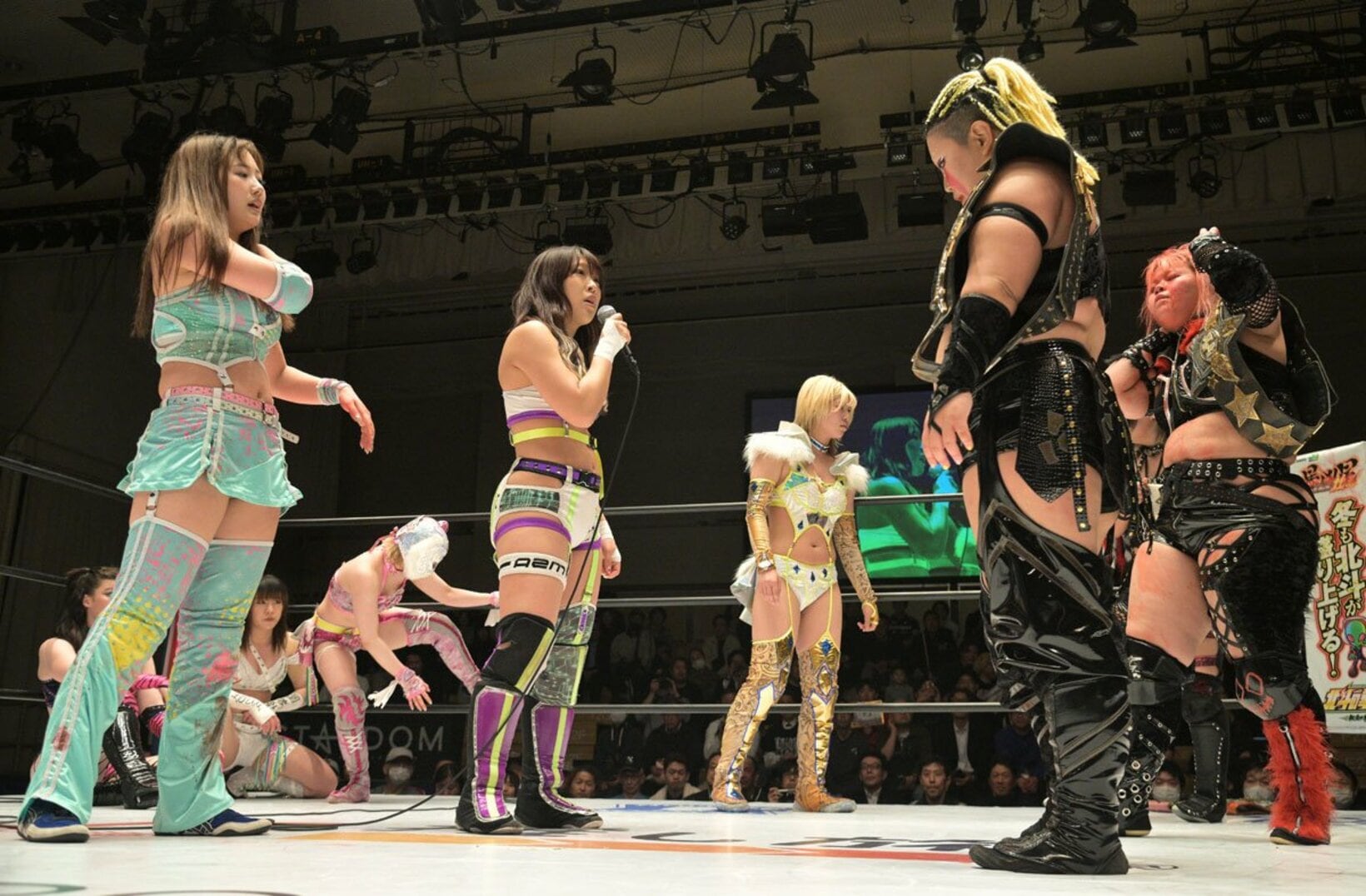 琉悪夏（右）と刀羅ナツコ（右から２人目）に挑戦表明した天咲光由（左）とAZM
