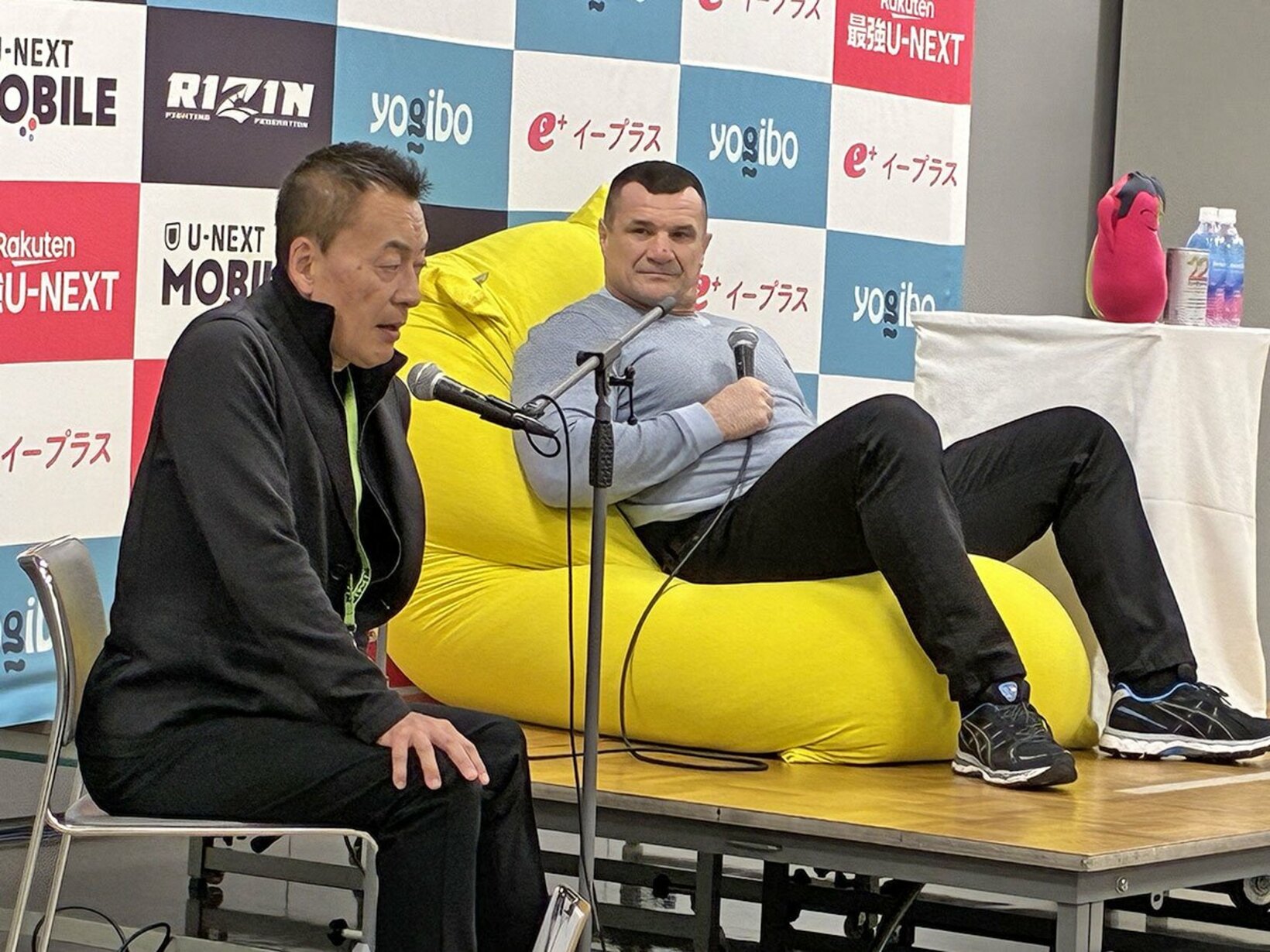 yogiboに座ってインタビューを受けるミルコ・クロコップ(右)と、代理人の今井賢一氏
