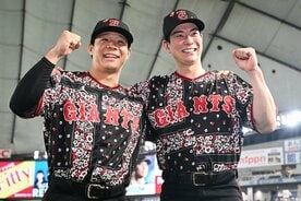 帝京高出身コンビの佐々木俊輔（左）と松本剛。気になる特別ユニホームの感想は…