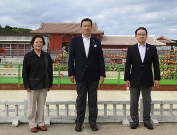  首里城の正殿をバックに写真撮影した原辰徳監督（中）と城間幹子那覇市長（左、東スポWeb)）