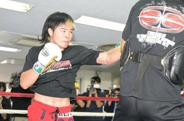 ミット打ちする那須川天心