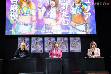  (左から)岩谷麻優、中野たむ、ジュリア