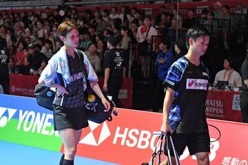 敗戦しコートをあとにする渡辺勇大と田口真彩