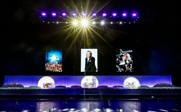 真矢さん献花台の前には３台のドラムセットが設置された