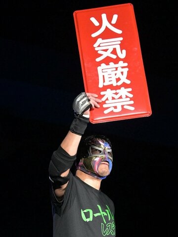 パネルを掲げながら入場するケンドー・カシン