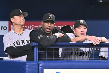 下位・中日に手痛い連敗を喫してしまった巨人・阿部監督(右)。左が橋上コーチ