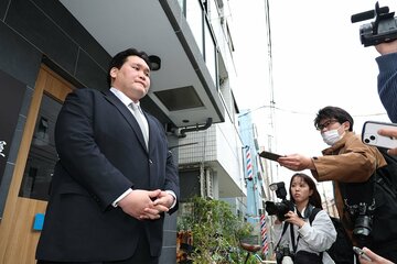 先週９日に騒動を謝罪した伊勢ヶ浜親方(左)