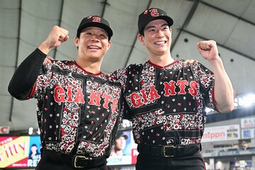 帝京高出身コンビの佐々木俊輔（左）と松本剛。気になる特別ユニホームの感想は…