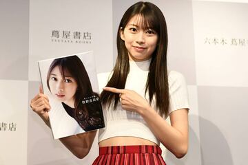 写真集を手にする牧野真莉愛