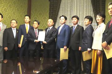 企業・団体献金禁止を盛り込んだ法案を提出した立憲民主党のメンバー