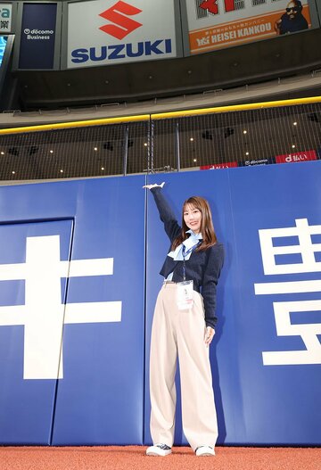 フェンスの高さを確認する熊崎晴香