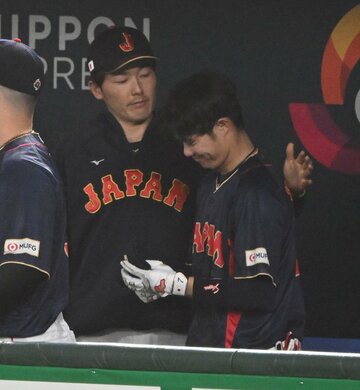 守備に向かう中野拓夢を送り出す源田壮亮